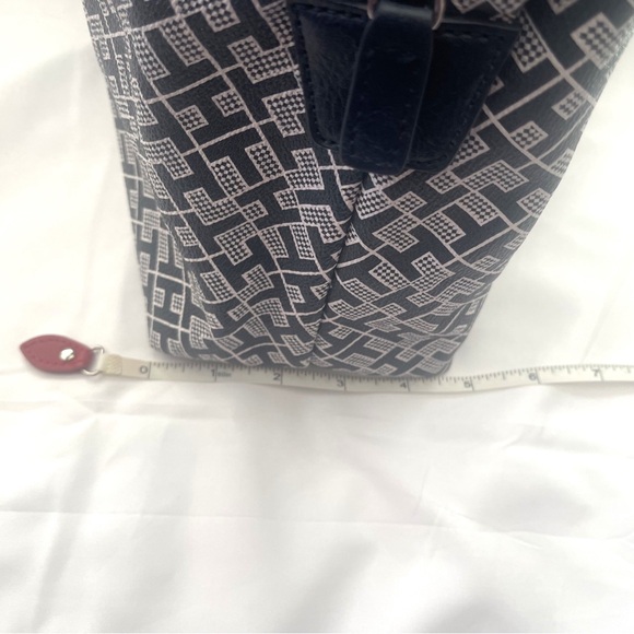 Tommy Hilfiger Satchel – Iconic Style & Practical Design - Picture 11 of 12